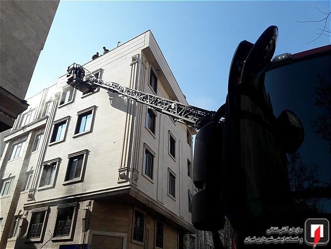 نجات 10 نفر از ساکنان ساختمان مسکونی از میان دود و آتش